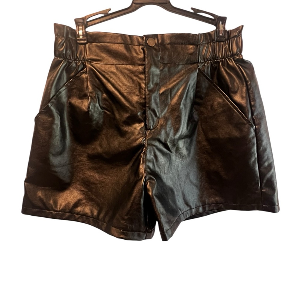 Amisu Glossy Black High Waist Shorts